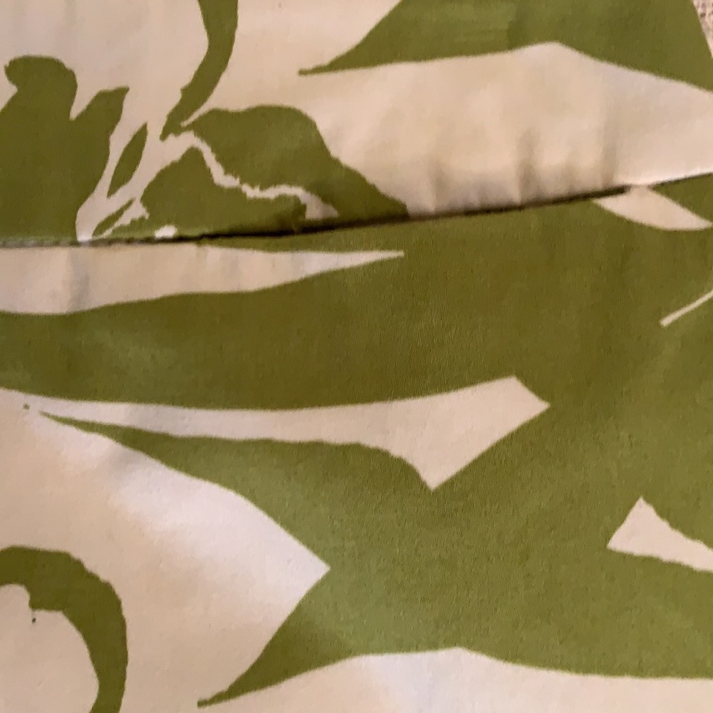 Size 2 Skirt with 2 small front Pockets Zips in back Kick pleat in back - Picture 4 of 12